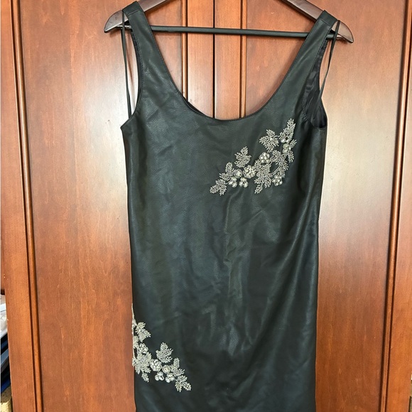 Zara Faux Leather Black Sleeveless Dress with Floral Embroidery - Picture 5 of 11